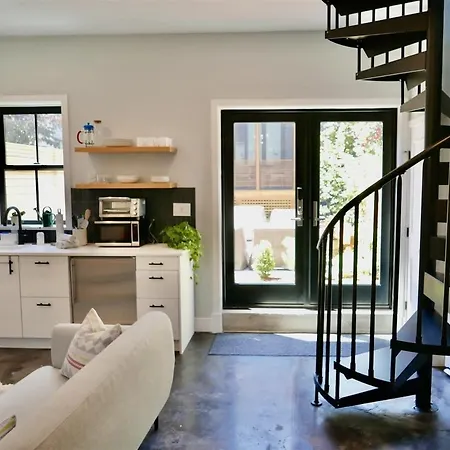 The Chic Carriage House In Shaw Sleeps 2 Villa